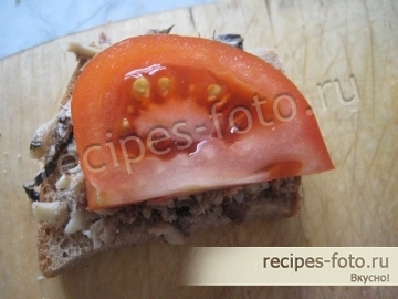 Горячие бутерброды со шпротами, сыром и помидорами запеченные в духовке