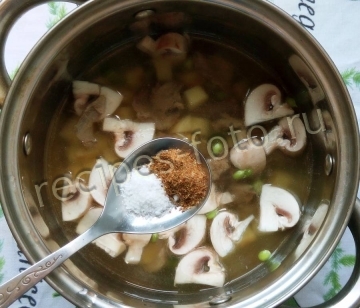 Гороховый суп с кроликом и грибами