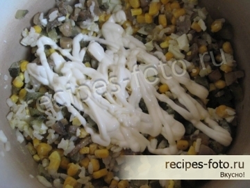 Грибной салат с кукурузой и рисом