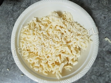 Хачапури лодочки с сыром, колбасой и грибами