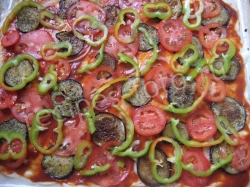 Пицца с баклажанами и помидорами