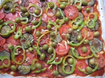 Пицца с баклажанами и помидорами