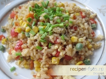 Жареный рис с овощами и яйцом по-китайски