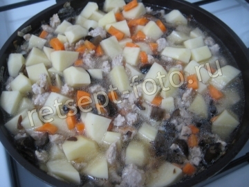 Картошка с фаршем и грибами на сковороде