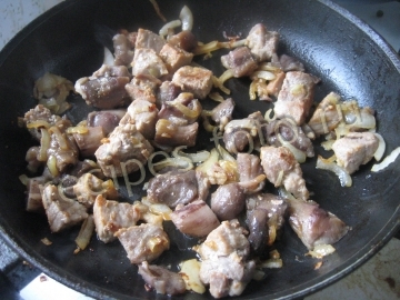 Картошка с мясом и грибами тушеная на сковороде