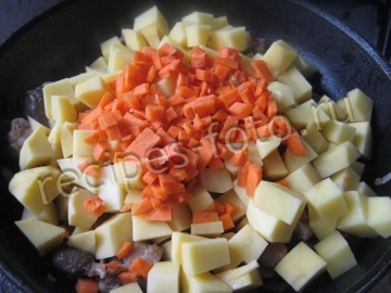 Картошка с мясом и грибами тушеная на сковороде