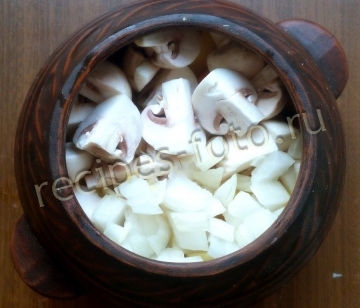 Картошка в горшочках с грибами, копчеными колбасками и тыквой