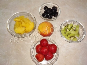 Корзиночки из блинов с фруктами и мороженым