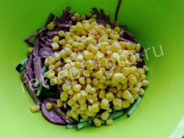 Крабовый салат с колбасой и кукурузой