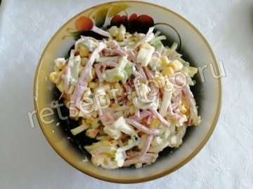 Крабовый салат с колбасой и кукурузой