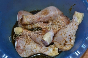 Куриные ножки в соевом соусе с чесноком на сковороде