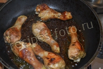 Куриные ножки в соевом соусе с чесноком на сковороде