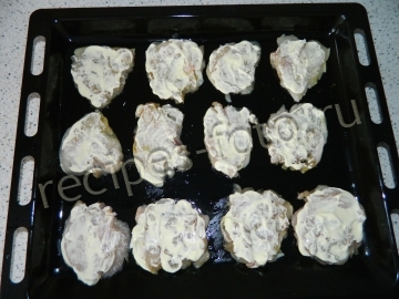 Куриные отбивные с сыром и грибами в духовке