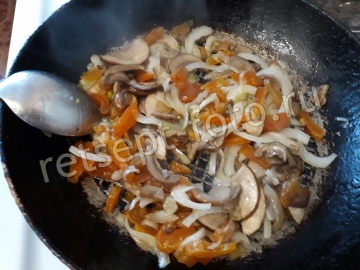 Куриные рулетики с грибами, сыром и курагой в духовке