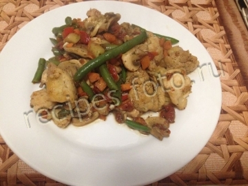 Курица по-китайски с грибами и овощами на сковороде