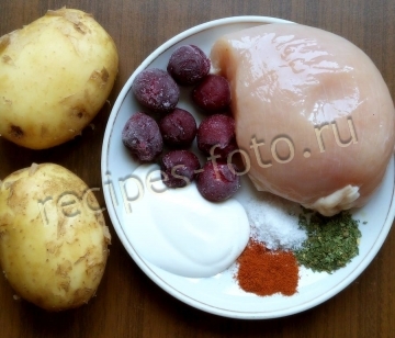 Курица с картошкой и вишней со сметаной в духовке в рукаве