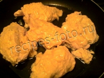 Вареное куриное филе в кляре на сковороде