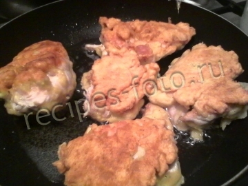 Вареное куриное филе в кляре на сковороде