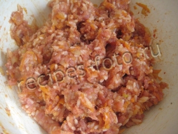 Ленивые голубцы с фаршем, рисом и капустой на сковороде в томатно-сметанном соусе