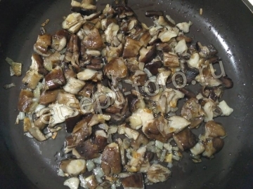 Макароны в горшочках с грибами и сыром