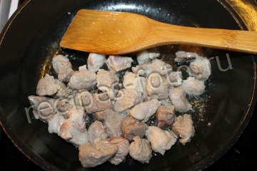 Мясо с кабачками и картошкой в горшочках
