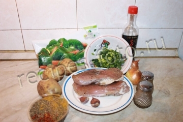 Мясо в соевом соусе с овощами запеченное в духовке в рукаве