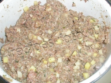 Молдавские домашние колбаски Кырнэцеи с картошкой