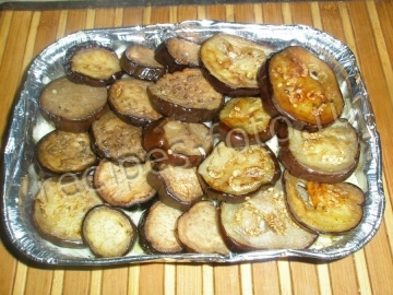 Мусака по-гречески с баклажанами и картофелем под соусом бешамель