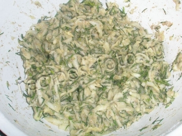 Оладьи из кабачков со сметано-огуречным соусом