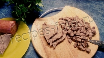 Оливье с говядиной и колбасой