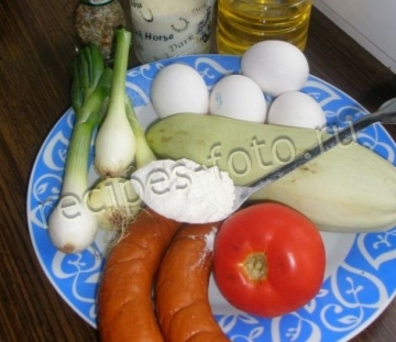 Омлет с колбасой и овощами на сковороде