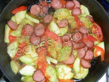 Омлет с колбасой и овощами на сковороде