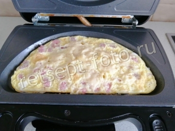 Омлет с колбасой и сыром в мультипекаре