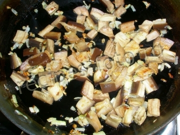 Омлет с сыром и овощами на сковороде