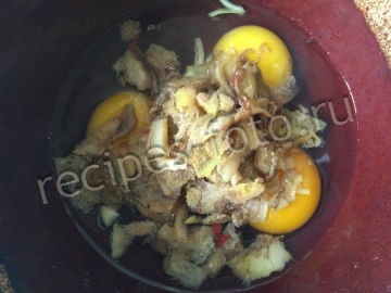 Омлет с сыром, помидорами и грибами на сковороде