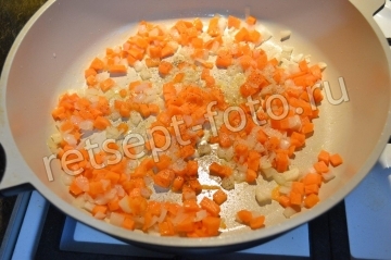 Омлет с цветной капустой и морковью на сковороде