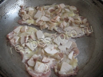 Отбивные из свинины с грибами и сыром в духовке
