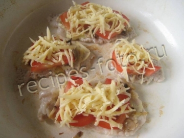 Отбивные из свинины с грибами, сыром и помидорами на сковороде