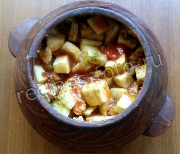 Овощное рагу с баклажанами и картошкой в горшочках в духовке