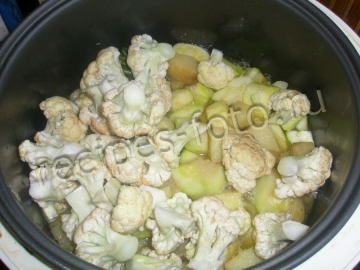 Овощное рагу в мультиварке с кабачками, картошкой и цветной капустой