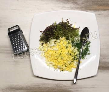 Овощной салат с яйцом и сыром для детей 2 года