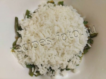 Овощной салат с рисом, оливками и сыром