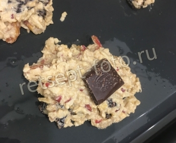 Овсяное печенье с шоколадом, сухофруктами и орехами