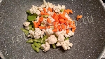 Палтус с цветной капустой и овощами на сковороде