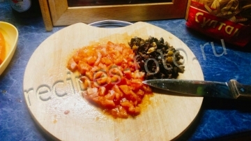 Паста с фаршем, грибами и сыром в томатном соусе