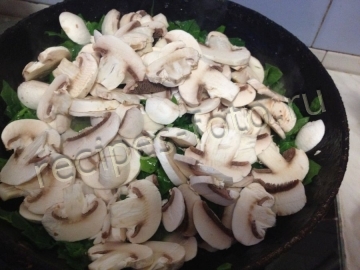 Паста с грибами в сливочном соусе и шпинатом