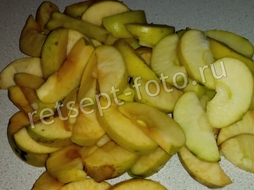Печень с карамелизированными яблоками и луком