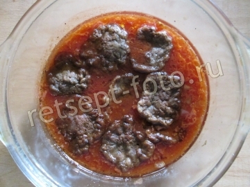 Печеночные оладьи в томатном соусе