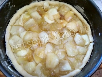 Песочный пирог с обжаренными яблоками