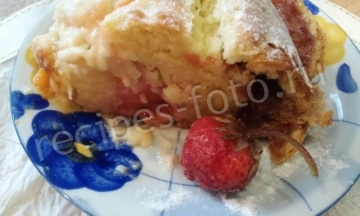 Пирог "Улитка" на кефире с ягодами